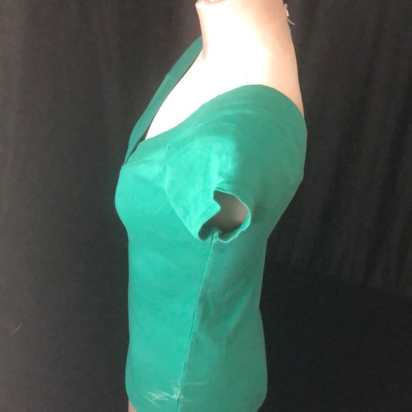 Green gap v shirt - Picture 2 of 4